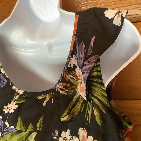 Patrons of peace sleeveless top - Picture 9 of 10